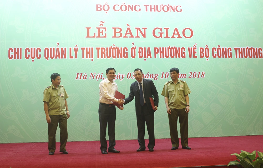  Lễ bàn giao 28 Chi cục Quản lý thị trường phía Bắc về Bộ Công Thương. Ảnh: tapchicongthuong