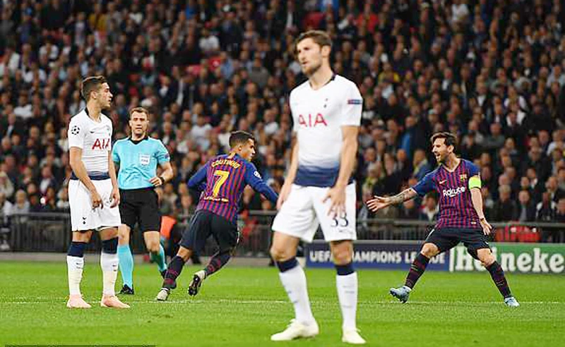 Sự thất vọng của các cầu thủ Tottenham (áo trắng) trong trận đấu với Barcelona. 