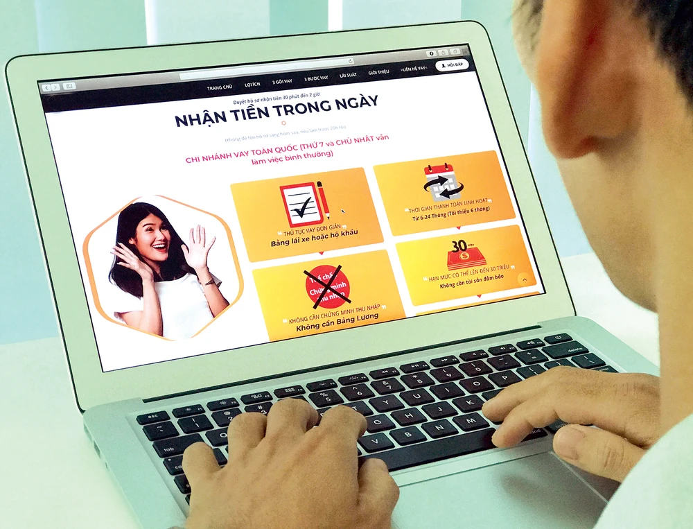 Dễ dàng vay tiền từ các sàn tài chính cho vay ngang hàng (P2P) trên Internet. Ảnh: Hoàng Hùng