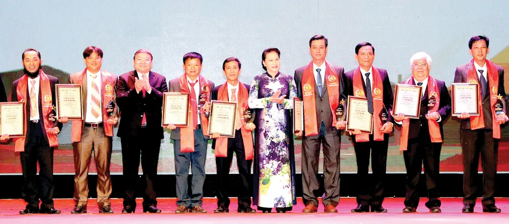 Chủ tịch Quốc hội Nguyễn Thị Kim Ngân trao danh hiệu “Nông dân Việt Nam xuất sắc 2018”