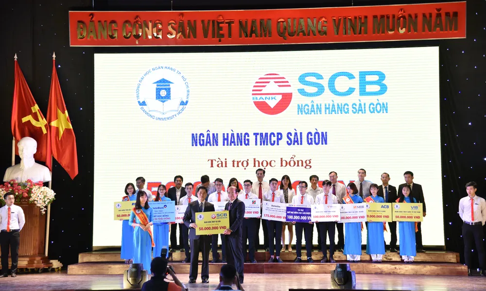 Ông Nguyễn Ngọc Sơn - Giám đốc Học viện SCB đã trao học bổng trị giá 50 triệu đồng cho “Quỹ học bổng BUH” của Trường Đại học Ngân hàng TPHCM