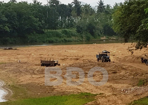 Khai thác cát trái phép trên sông Kim Sơn đoạn phía Đông cầu Bến Bố. Ảnh: Báo Bình Định