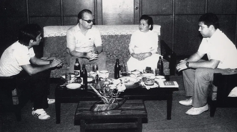 Cô Bảy Vân tiếp đoàn nhà báo Liên Xô thăm Báo SGGP năm 1987