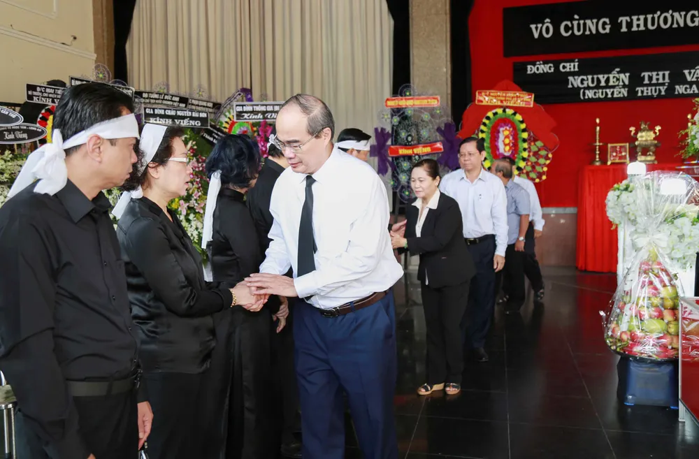 Nhiều đoàn đến viếng đồng chí Nguyễn Thị Vân        ảnh 3