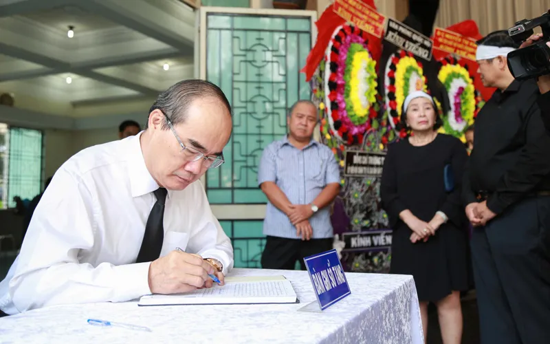 Nhiều đoàn đến viếng đồng chí Nguyễn Thị Vân        ảnh 4