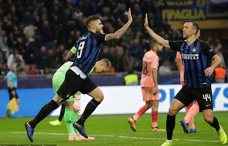 Mauro Icardi (trái) ghi bàn vào lưới Barcelona, giúp Inter Milan quân bình tỷ số 1 - 1.