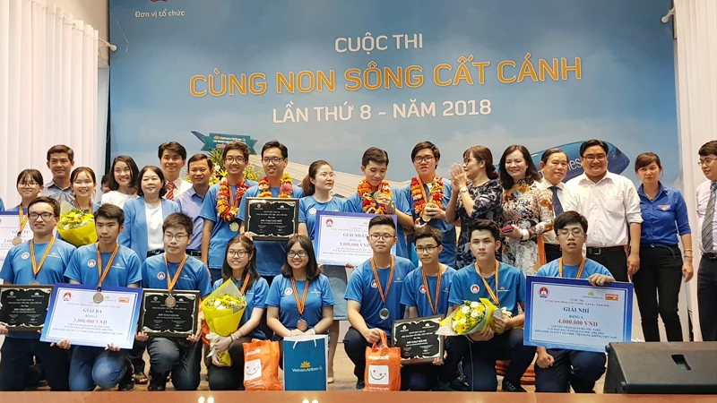 Trường THPT Chuyên Lê Hồng Phong giành giải nhất cuộc thi “Cùng non sông cất cánh”