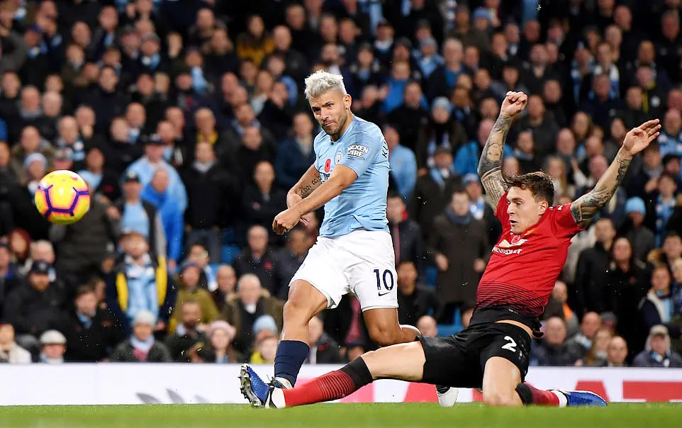 Tiền đạo Aguero (áo xanh) tung cú sút ghi bàn vào lưới Man.United