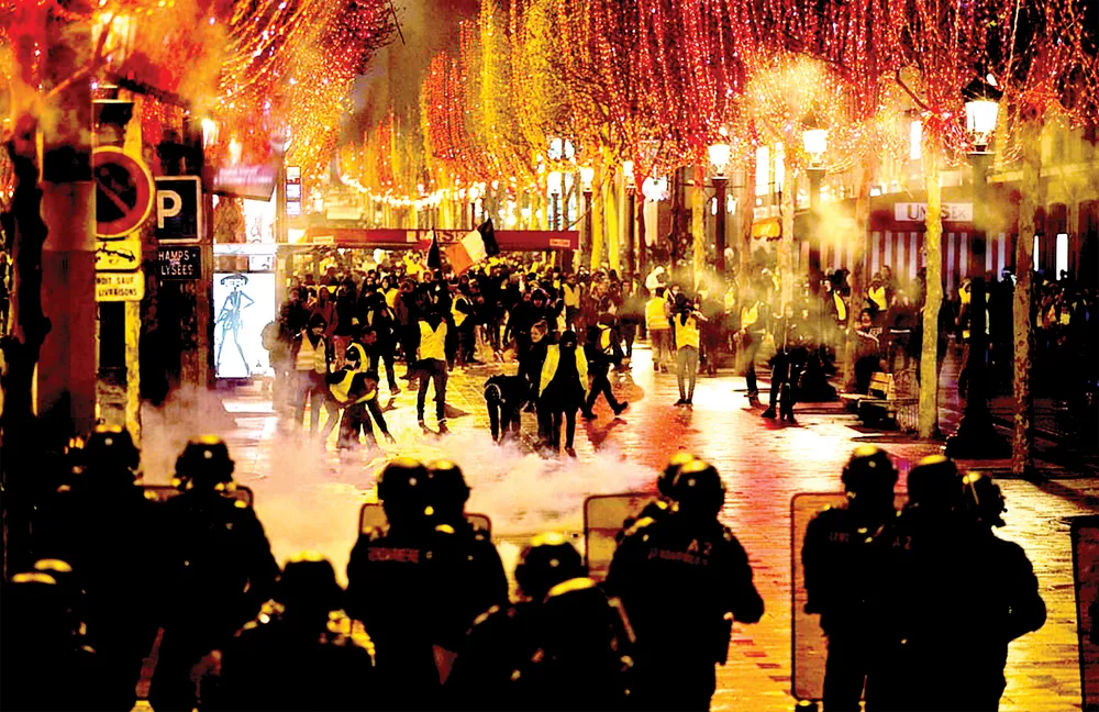 Biểu tình của phe “Áo vàng” diễn ra thâu đêm ở Paris. Ảnh: Getty Image