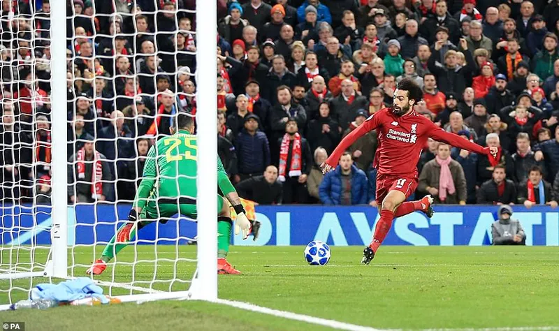 Salah trong pha đối mặt với thủ môn D. Ospina của Napoli.