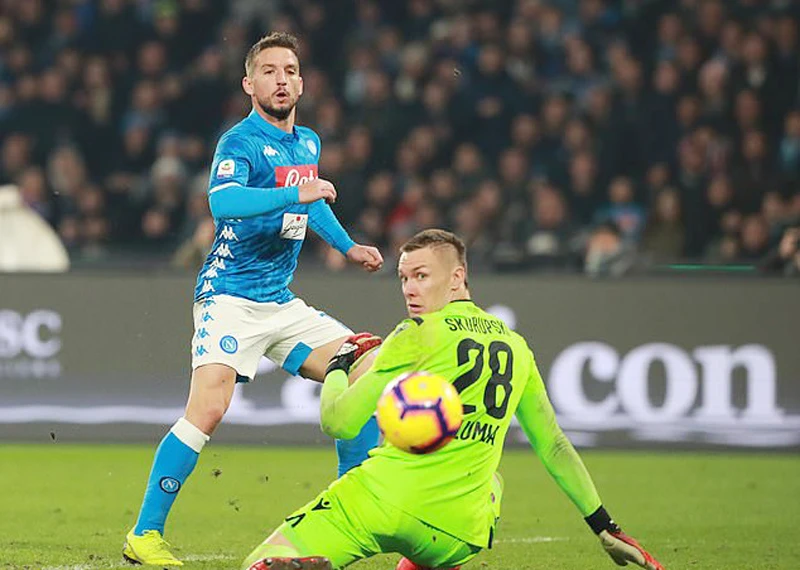 Dries Mertens trong pha ghi bàn vào lưới thủ môn L.Skorupski, ấn định chiến thắng 3 - 2 cho Napoli trước Bologna