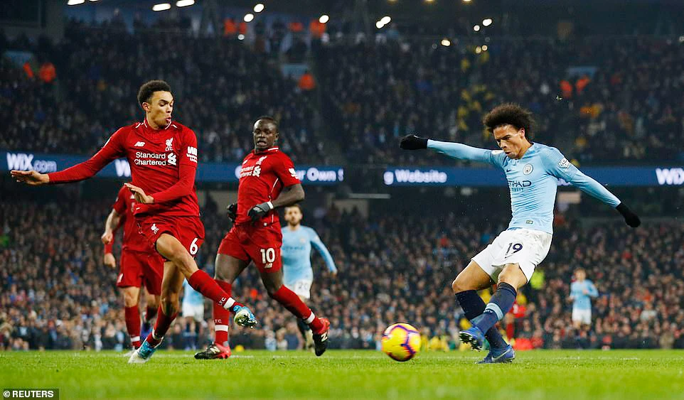 Leroy Sane tung cú sút ghi bàn ấn định chiến thắng 2 - 1 cho Manchester City.