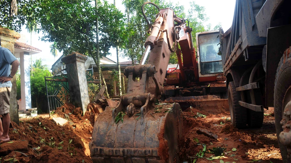 Hiện trường vụ nổ tại khu vực dân cư khiến 1 người chết và khoảng 10 ngôi nhà bị hư hỏng. Ảnh: NGỌC OAI