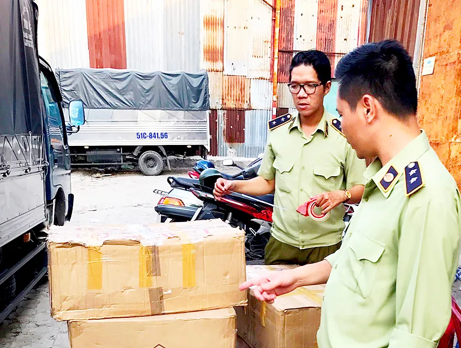Thu giữ hàng thời trang, mỹ phẩm không rõ nguồn gốc