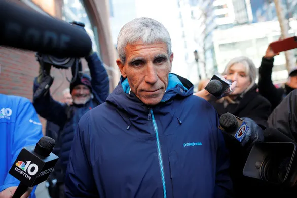 William "Rick" Singer rời tòa án liên bang sau phiên xử án ngày 12-3 ở Boston, Massachusetts, Mỹ - Ảnh: REUTERS