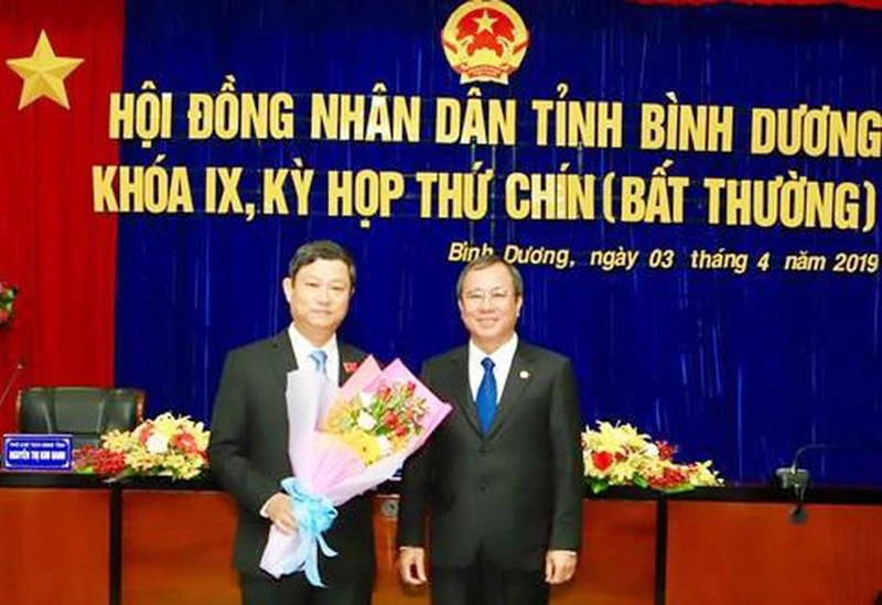 Bí thư Tỉnh ủy Bình Dương Trần Văn Nam chúc mừng tân Chủ tịch HĐND tỉnh Bình Dương Võ Văn Minh