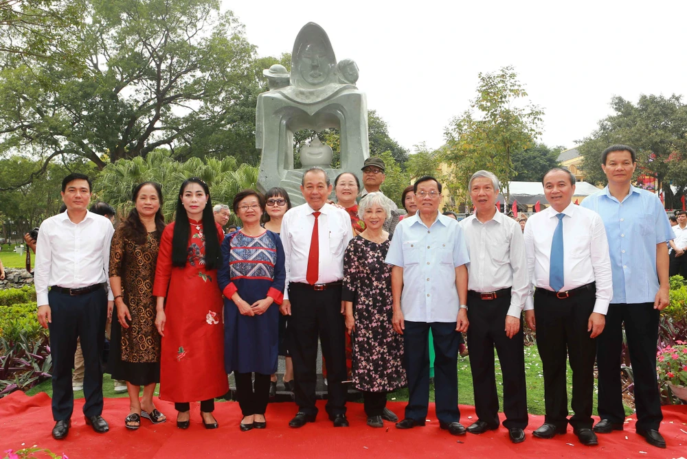 Phó Thủ tướng Trương Hòa Bình và đại diện học sinh miền Nam bên biểu tượng "Lòng Mẹ". Ảnh: VGP