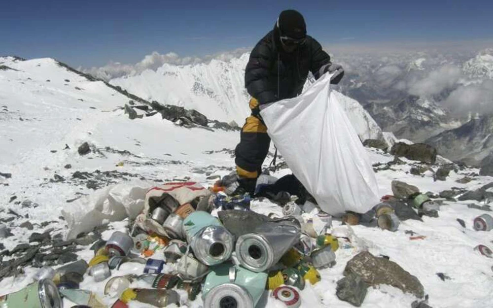 Nepal dọn rác ở núi Everest