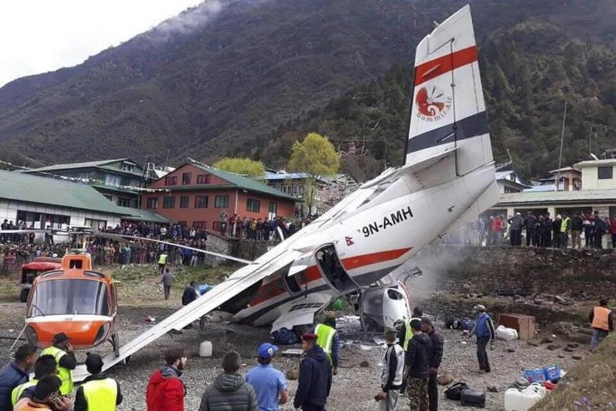 Hiện trường tai nạn máy bay của hãng Summit Air đâm vào trực thăng tại sân bay Tenzing Hillary ở Lukla, Nepal, ngày 14-4-2019. Ảnh: EPA-EFE