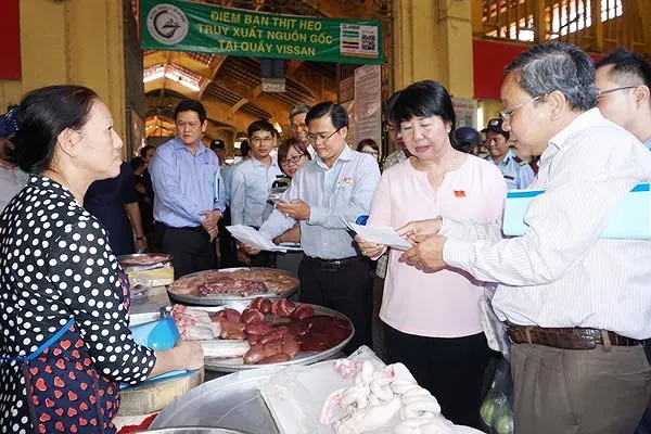 Kiểm tra ATTP tại chợ Bến Thành. Ảnh: HOÀNG HÙNG