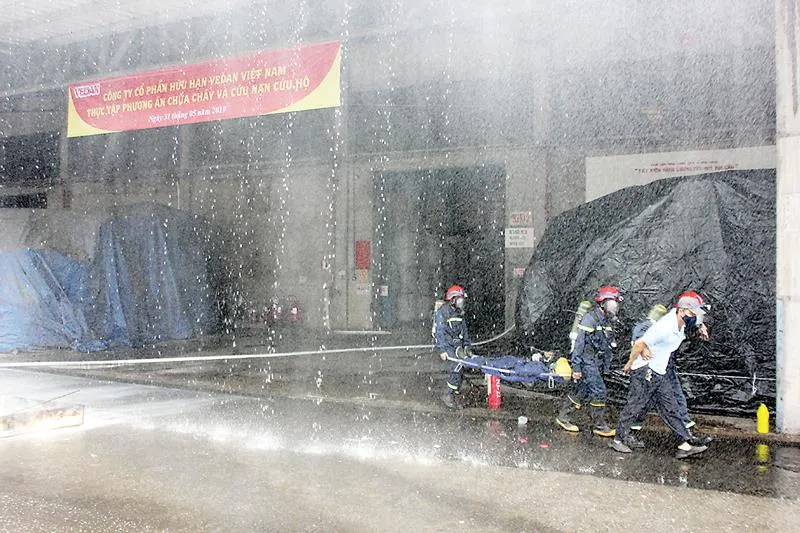 Gần 200 nhân viên Cty Vedan Việt Nam tham gia “Buổi diễn tập phòng cháy chữa cháy và cứu nạn cứu hộ” ảnh 4 Gần 200 nhân viên Cty Vedan Việt Nam tham gia “Buổi diễn tập phòng cháy chữa cháy và cứu nạn cứu hộ” ảnh 4