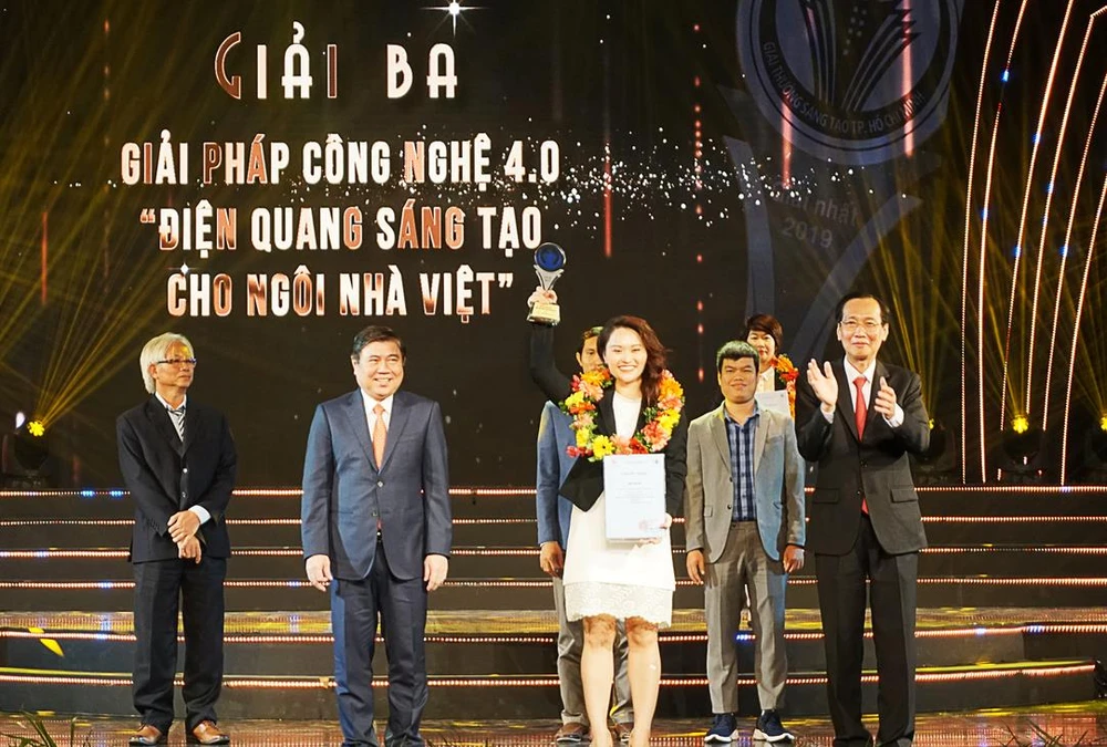 Đại diện Công ty CP Bóng đèn Điện Quang nhận Giải thưởng Sáng tạo TPHCM 2019.