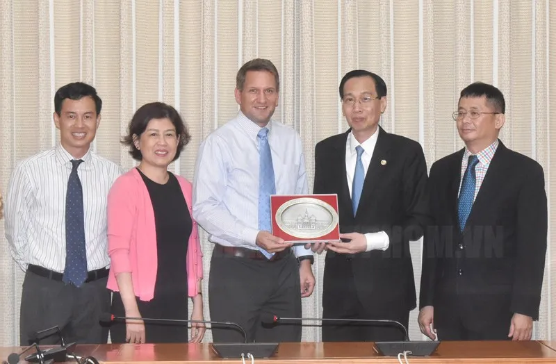 Phó Chủ tịch Thường trực UBND TPHCM Lê Thanh Liêm chụp hình lưu niệm với ông Todd Brady, Giám đốc Đối ngoại Tập đoàn Intel. Ảnh: hcmcpv