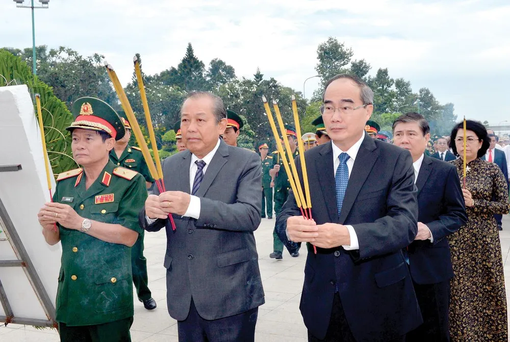 Dâng hương tưởng niệm Anh hùng liệt sĩ ảnh 1 Dâng hương tưởng niệm Anh hùng liệt sĩ ảnh 1