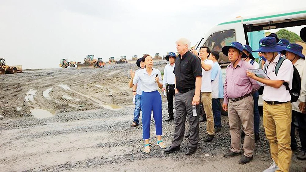 Công tác kiểm tra bãi chôn lấp hợp vệ sinh của Công ty VWS