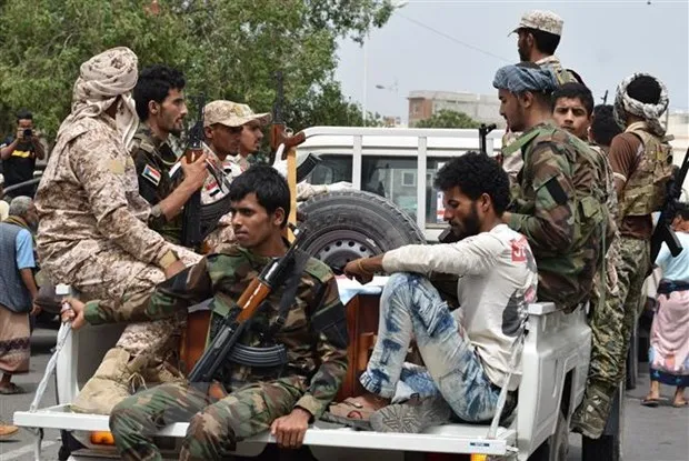  Lực lượng trung thành với nhóm gọi là Hội đồng Chuyển tiếp miền Nam (STC) gác tại Aden, Yemen. Ảnh: THX/TTXVN