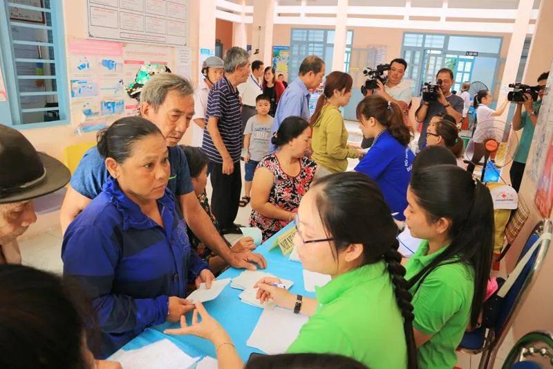 Khám bệnh, phát thuốc, tặng quà cho người dân huyện Bình Chánh ảnh 1