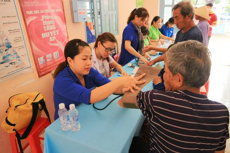 Khám bệnh, phát thuốc, tặng quà cho người dân huyện Bình Chánh ảnh 2