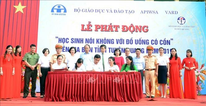 Đại diện các trường THPT trên địa bàn tỉnh Tuyên Quang ký kết với Bộ Giáo dục và Đào tạo, Ủy ban ATGT Quốc gia về tăng cường công tác tuyên truyền, giáo dục pháp luật về nồng độ cồn cho học sinh