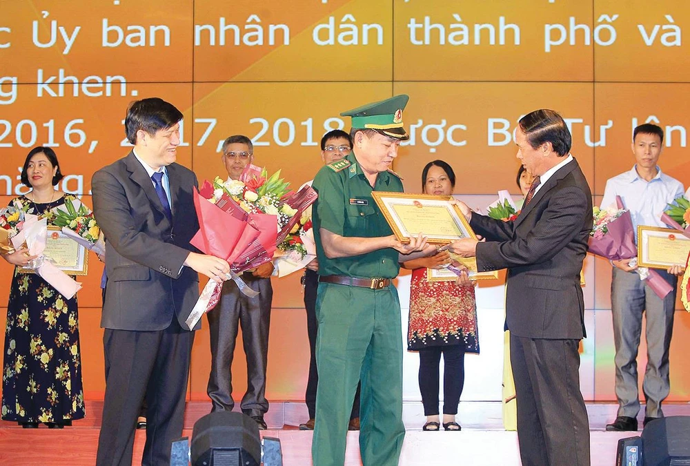 Phó Trưởng ban Tuyên giáo Trung ương Nguyễn Thanh Long và Bí thư Thành ủy Hải Phòng Lê Văn Thành trao Bằng khen cho các tập thể có thành tích xuất sắc. Ảnh: TTXVN