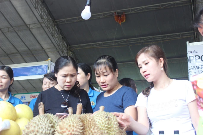 Công nhân tham gia "Ngày hội công nhân -Phiên chợ nghĩa tình" được lựa chọn sản phẩm hàng hoá được ưu đãi về giá. Ảnh: NLĐ