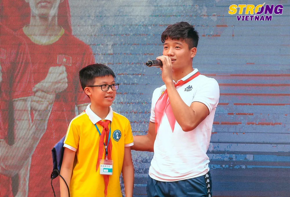 Thủ môn Bùi Tiến Dũng đốn tim các em học sinh bằng câu trả lời không thể tinh tế hơn ảnh 2