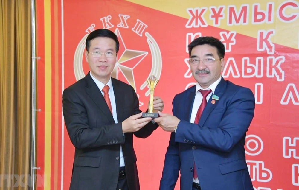 Đồng chí Akhmetbekov Zhambyl, Bí thư Trung ương Đảng Cộng sản Nhân dân Kazakhstan tặng quà lưu niệm đồng chí Võ Văn Thưởng. Ảnh: TTXVN