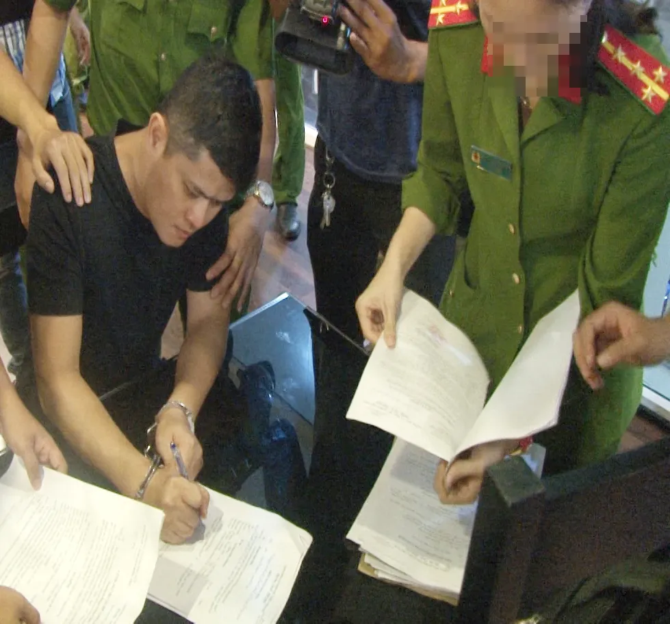 Vụ gạ tình, đánh đập nữ điều dưỡng ở Huế: Khởi tố nam bác sĩ ảnh 1