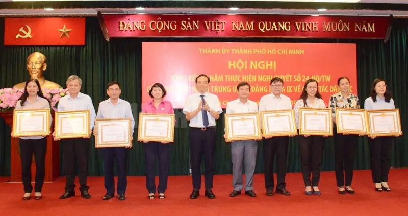 Đồng chí Trần Lưu Quang, Phó Bí thư Thường trực Thành ủy TPHCM trao Bằng khen cho các tập thể. Ảnh: hcmcpv