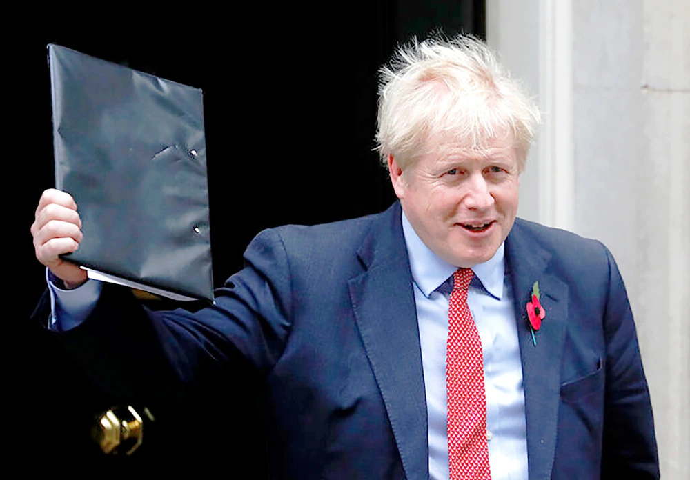 Thủ tướng Anh Boris Johnson vui mừng sau khi Hạ viện thông qua tổng tuyển cử sớm. Ảnh: AP