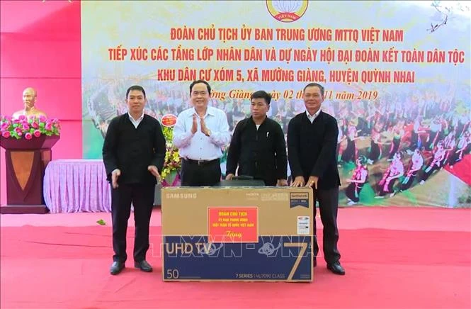 Chủ tịch Ủy ban Trung ương MTTQ Việt Nam Trần Thanh Mẫn tặng quà tập thể khu dân cư xóm 5, xã Mường Giàng, huyện Quỳnh Nhai, tỉnh Sơn La. Ảnh: TTXVN