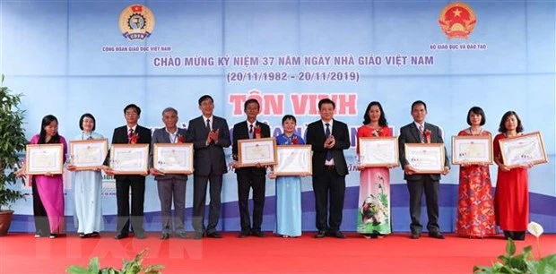 Trao Bằng khen của Bộ Giáo dục và Đào tạo cho các nhà giáo tiêu biểu của năm 2019. Ảnh: TTXVN