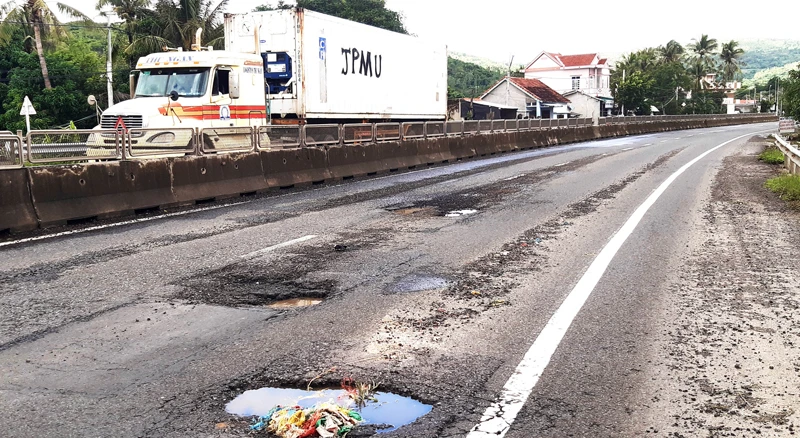 QL1A đoạn qua huyện Tuy An, tỉnh Phú Yên tái xuất hiện nhiều “ổ gà”, “ổ trâu” Ảnh: NGỌC OAI