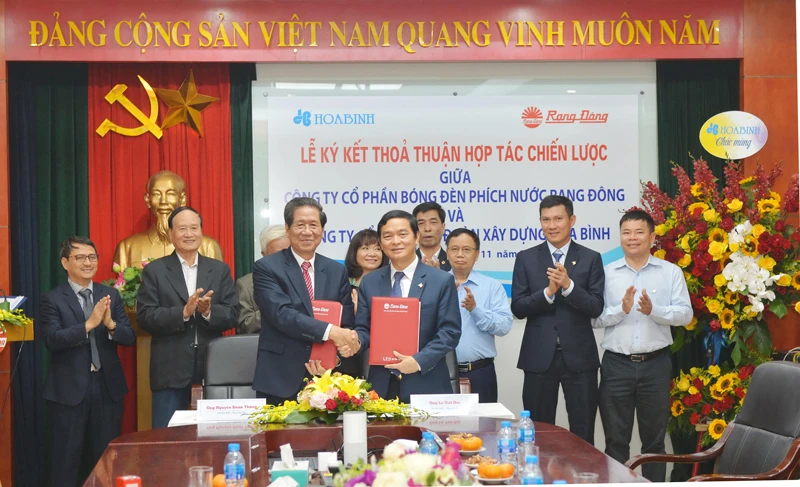 Tập đoàn Xây dựng Hòa Bình và Công ty CP Bóng đèn phích nước Rạng Đông ký kết hợp tác chiến lược ảnh 1 Tập đoàn Xây dựng Hòa Bình và Công ty CP Bóng đèn phích nước Rạng Đông ký kết hợp tác chiến lược ảnh 1