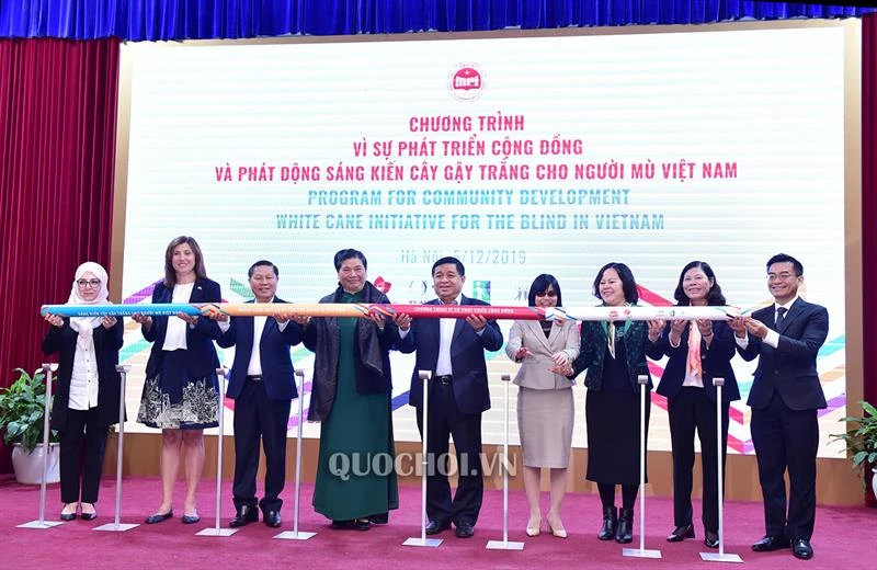 Phó Chủ tịch Thường trực Quốc hội Tòng Thị Phóng, Bộ trưởng Bộ Kế hoạch và Đầu tư Nguyễn Chí Dũng cùng các đại biểu phát động sáng kiến cây gậy trắng cho người mù Việt Nam. Ảnh: Quochoi.vn