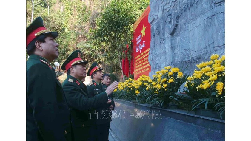 Đại tướng, Bộ trưởng Bộ Quốc phòng Ngô Xuân Lịch cùng đoàn công tác thăm Khu di tích quốc gia đặc biệt rừng Trần Hưng Đạo tại xã Tam Kim, huyện Nguyên Bình, tỉnh Cao Bằng. Ảnh: CHU HIỆU/TTXVN