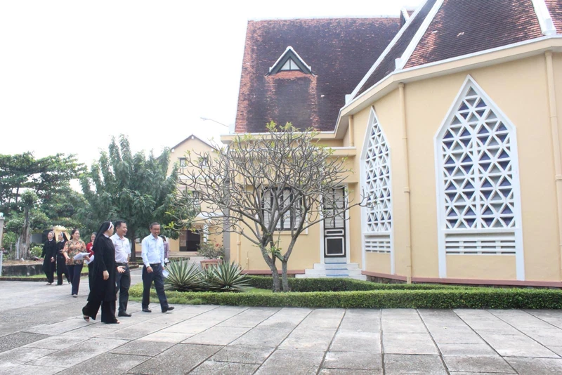 Đoàn khảo sát khoanh vùng bảo vệ di tích tại Tu viện Hội Dòng Mến Thánh Giá Thủ Thiêm, quận 2, TPHCM. Ảnh: KIỀU PHONG