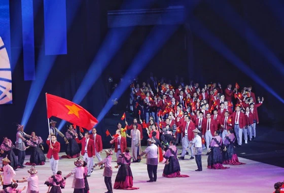 Đoàn thể thao Việt Nam trong buổi lễ khai mạc SEA Games 30. Ảnh: Dũng Phương