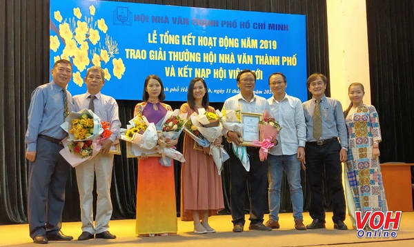 Các tác giả nhận Giải thưởng và Tặng thưởng Hội Nhà văn TPHCM 2019. Ảnh: VOH