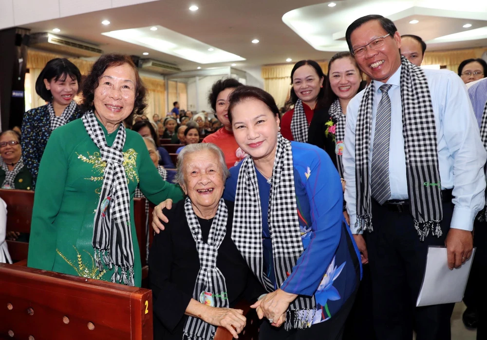  Chủ tịch Quốc hội Nguyễn Thị Kim Ngân ân cần thăm hỏi các ngoại, các dì, các cô là lực lượng của Đội quân tóc dài